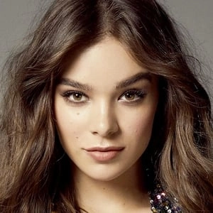 Assistir Hailee Steinfeld online grátis no Superfilmes